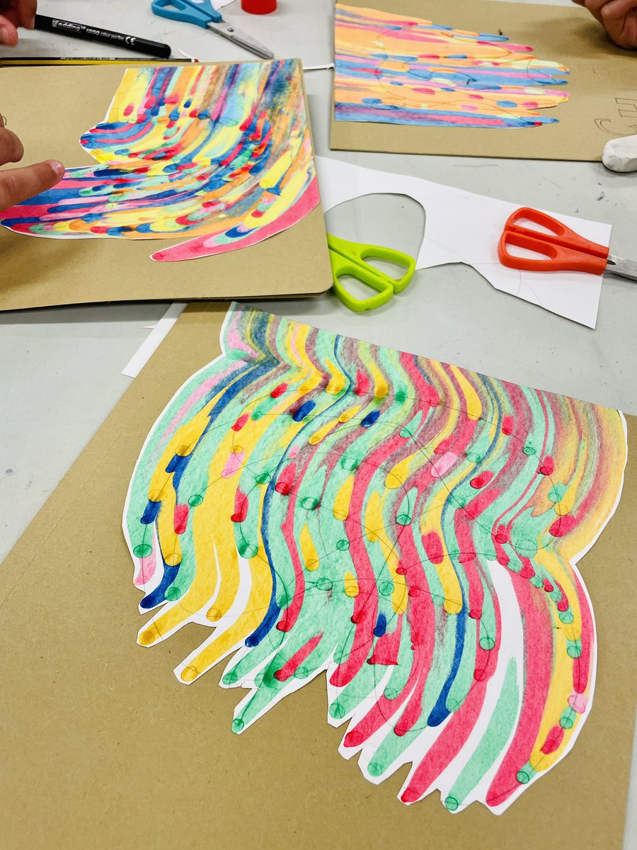 Gaudint de <a href="/ShareceStudios/">Sharece Studios</a>. Ens hem aventurat a indagar el seu procés i a gaudir del lliscar de les gotes de pintura. Colors càlids, colors freds, colors complementaris, colors anàlegs…la tria és llarga. Només cal parar i escoltar les nostres ganes de crear. <a href="/escolacamins/">Escola Camins</a> #art