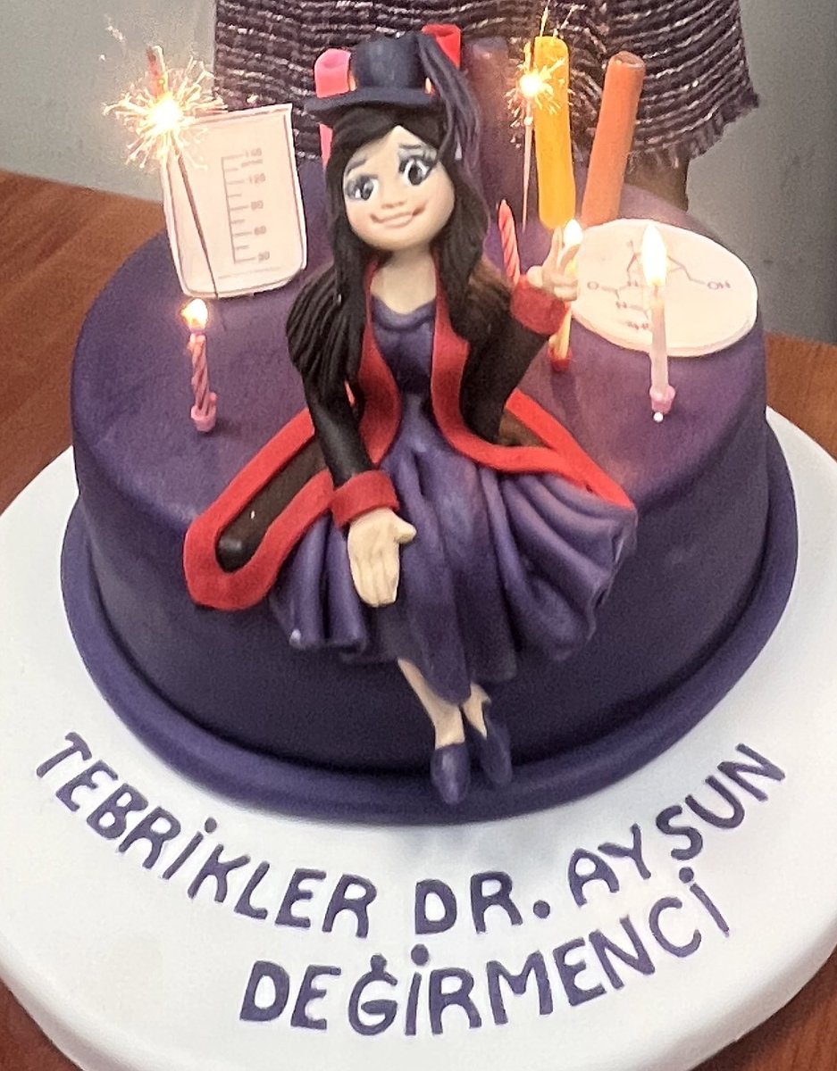 Prof Amitav Sanyal ve/veya <a href="/ranasanyal_/">Rana Sanyal</a>’ın nanoilaç, diyagnostik, yeni tıbbi malzemelerle ilgili projelerinde yüksek lisans/doktora yapmak için <a href="/UniBogazici/">Boğaziçi Üni.</a> 
lisansüstü başvurularında son gün 5 Haziran: adaylar.boun.edu.tr/tr-TR/Anasayfa 

Sizin de aşağıdaki gibi bir resminiz olabilir. 🎉