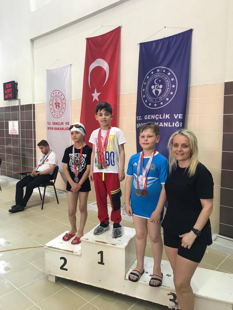 İlimizde düzenlenen Minikler Yüzme Müsabakalarında Okulumuz Minik Erkekler B kategorisinde yarışan Rüzgar Agvan 50 metre Serbest stilde  il birincisi olmuştur,sporcumuzu kutluyoruz.🏊‍♂️🏆
<a href="/bahcesehir_k12/">Bahçeşehir Koleji</a> <a href="/tezel_berrak/">BERRAK TEZEL</a> <a href="/mesutcaglarr/">mesut çağlar</a>
#BahçeşehirKoleji❤💙