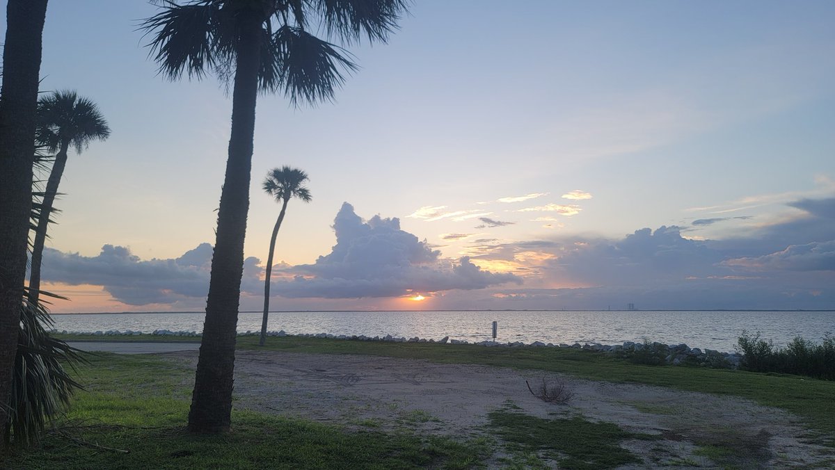 SpaceCoastSkies's tweet photo. @SpaceGeekSheri Happy Fri-yay! #becausespace #sunrise #SpaceCoastSkies #flwx https://t.co/2JLHrKh7j9