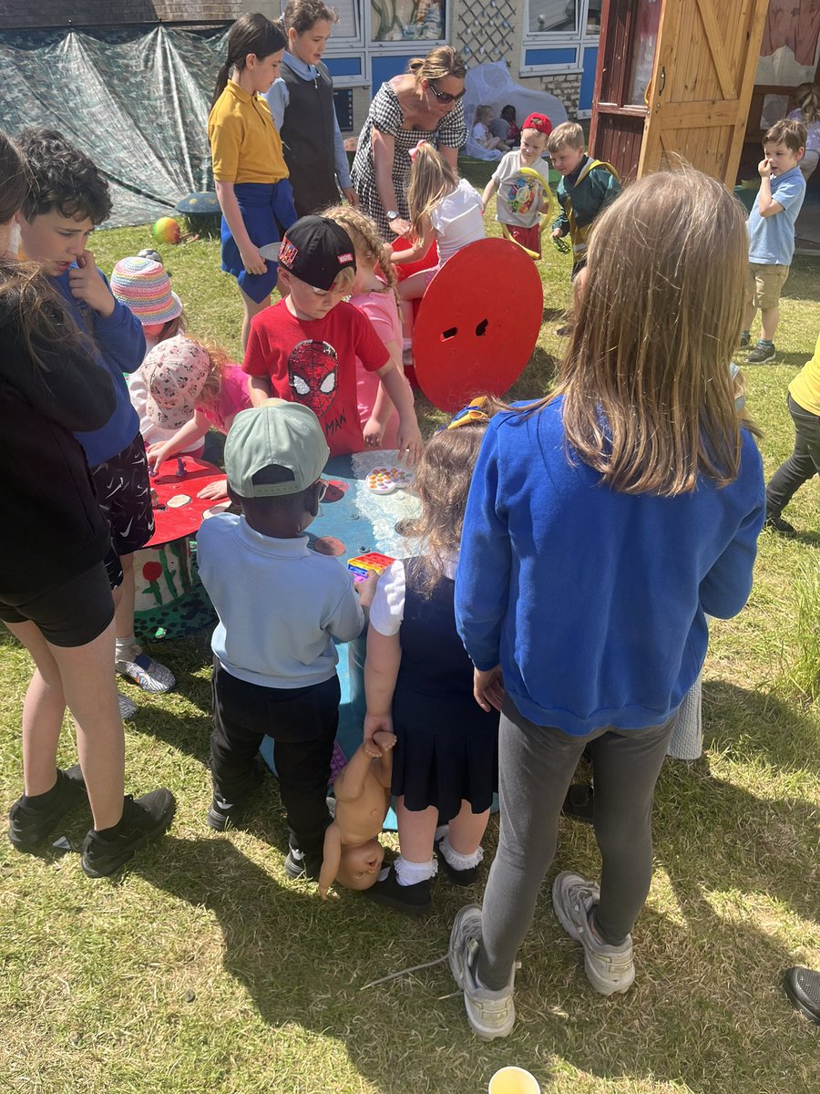 MrsCandMrsP's tweet photo. So proud of all your hard work P6/7 👏🏻👏🏻💙💛@MuirhousePS https://t.co/pXnk5AbBHh