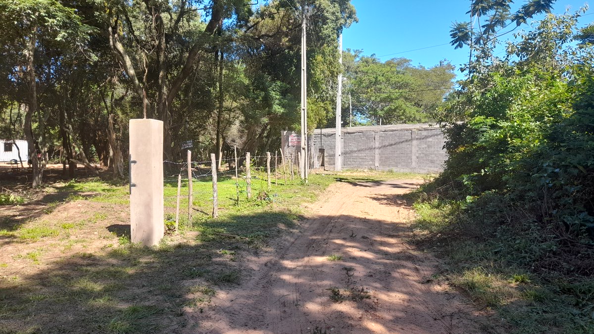 🧐En San Bernardino, un empresario cerró una calle pública que permitía llegar al lago Ypacarai. 

La calle era una de las pocas que conectaba al barrio San Cristóbal con el lago, para que la gente pudiera todavía tener acceso a la costa, como un bien público. 

[hilo] 👇