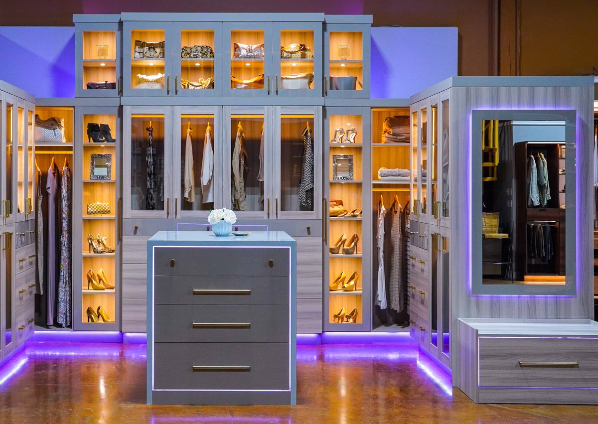 ClosetsToGo's tweet image. With a range of color options, our high-end LED lighting package can create any ambiance you desire whether you're looking for a cozy and warm atmosphere or a bright and energetic one. ❤️🧡💛💚💙💜
@hafeleamerica 

#CustomClosets #DiyCustomClosets #ClosetDesign #ClosetGoal