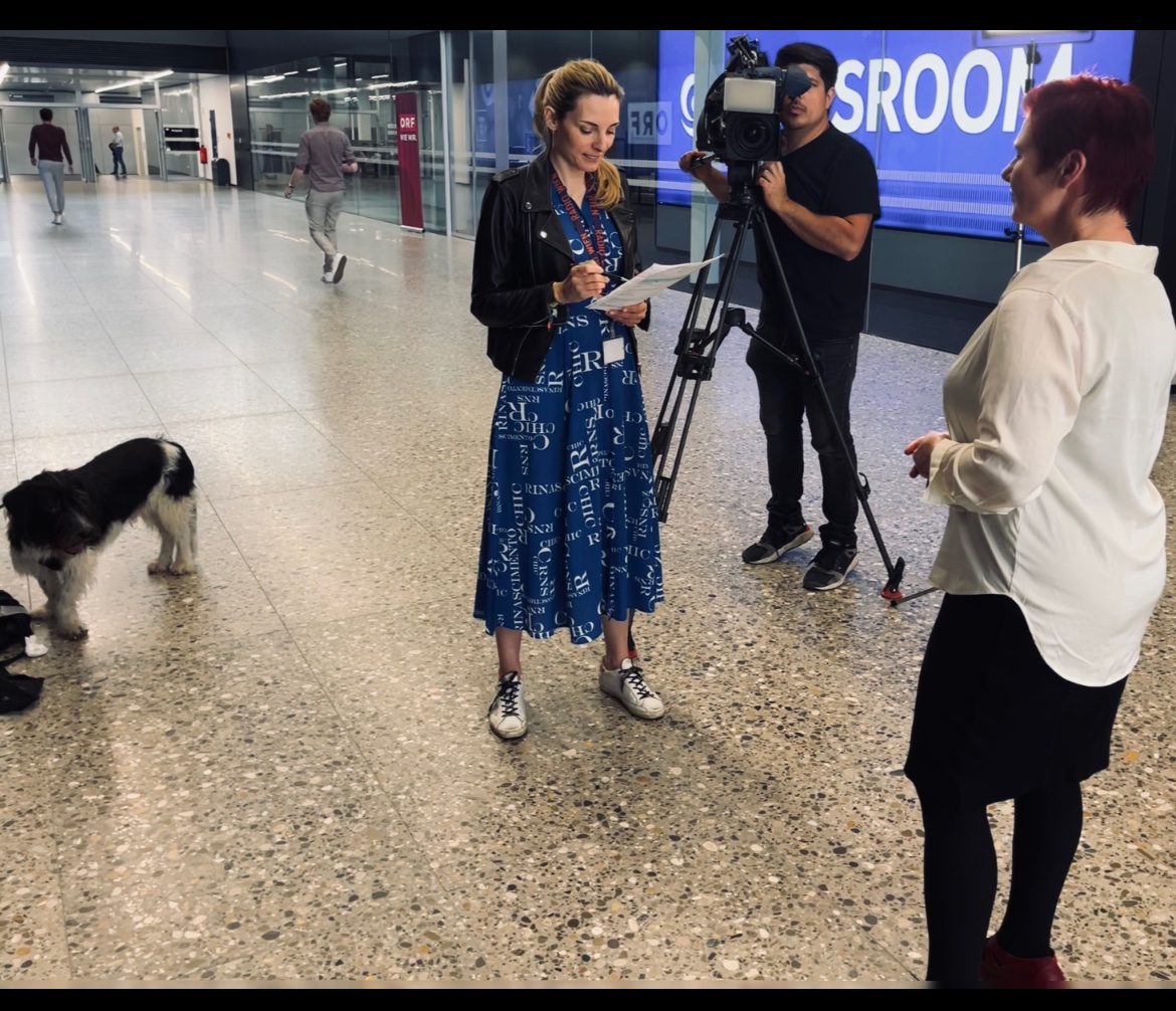 Aufmerksamer Zuhörer heute beim ZiB-Interview mit <a href="/MargitSchratz/">Margit Schratzenstaller</a> zu Teuerungshilfen