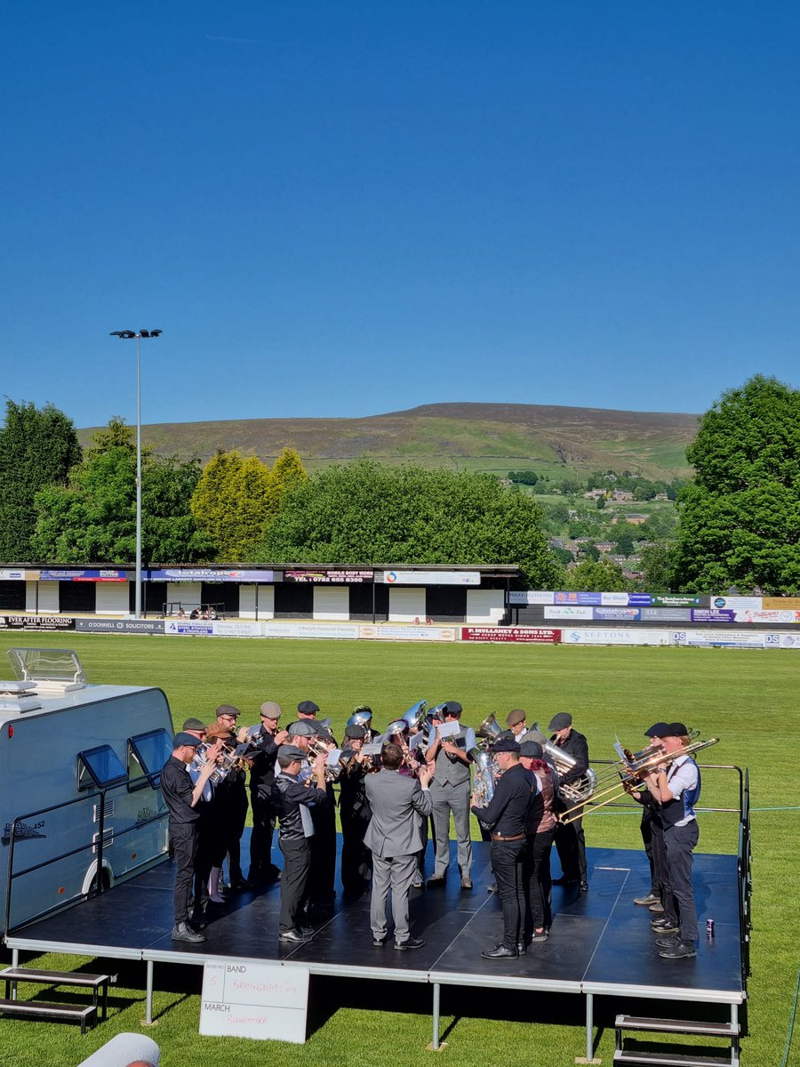 Top Mossley for the refreshment and watching others 🎺🍻 <a href="/MossleyAFC/">Mossley AFC</a> #whitfriday #cbbb