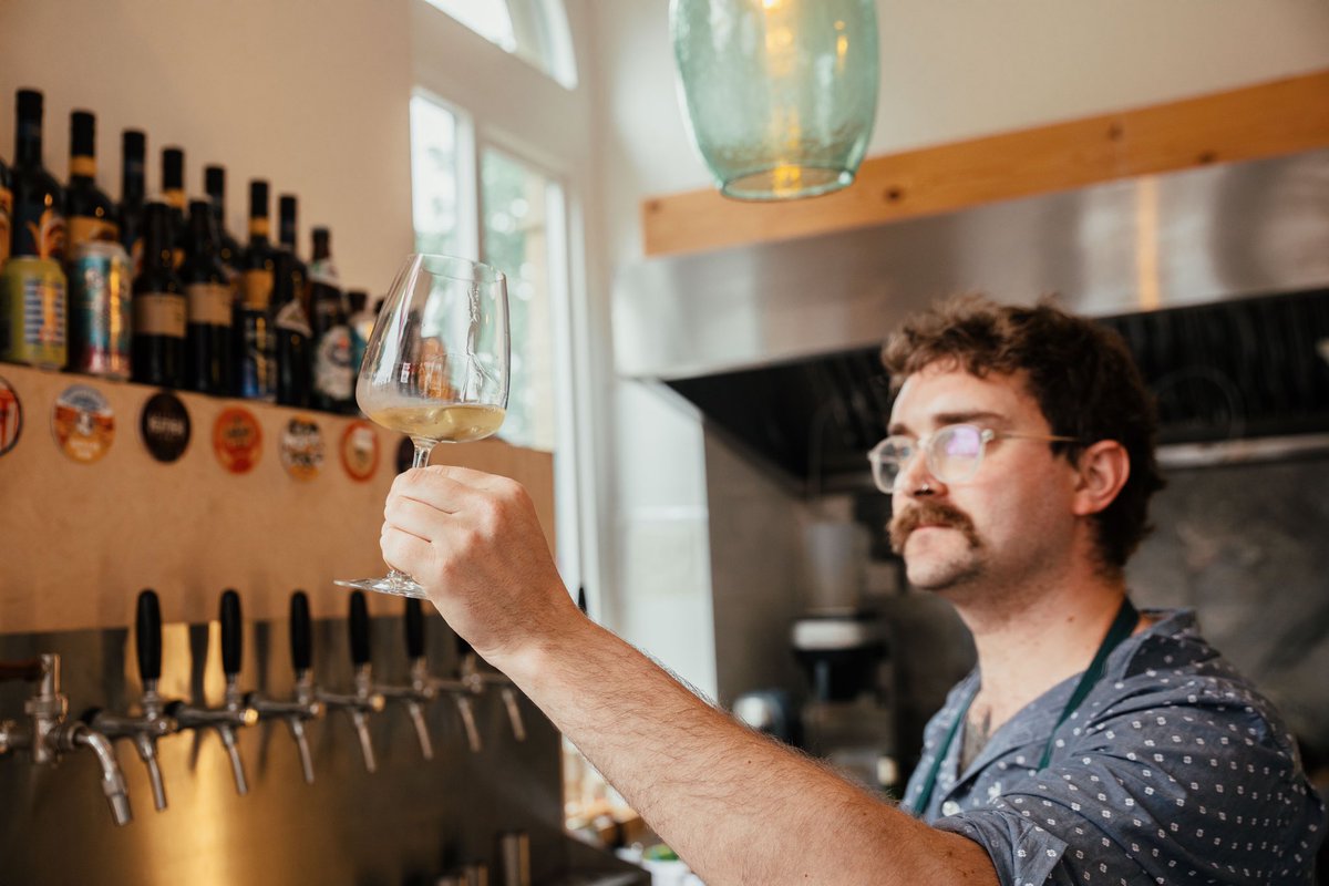 Nothing says sunshine like an orange wine! 🍊 

It was enormously popular when we last had it in, so it’s back - Tinassa from Vins D’En Tom, a breezy fresh wine that has a nose full of citrus fruit &amp; herbs and a bracing minerality - perfect for sunny evening sipping ☀️