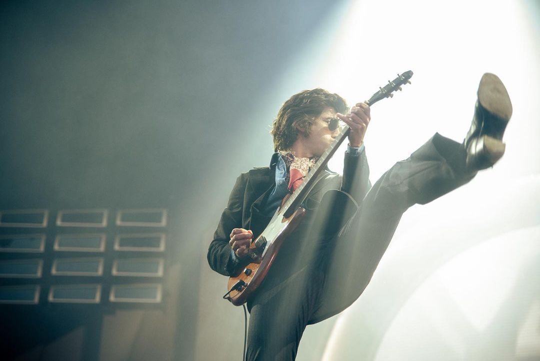 O show de hoje, no Emirates Old Trafford, em Manchester, acontecerá às 20h45 no horário local (16h45 no horário de Brasília). Shows serão abertos por The Hives e The Mysterines.