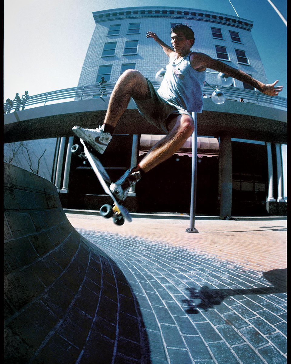 Bonesbearings's tweet photo. #NeilBlender 1984 📸 @jgrantbrittain https://t.co/QBtWvaiXSQ