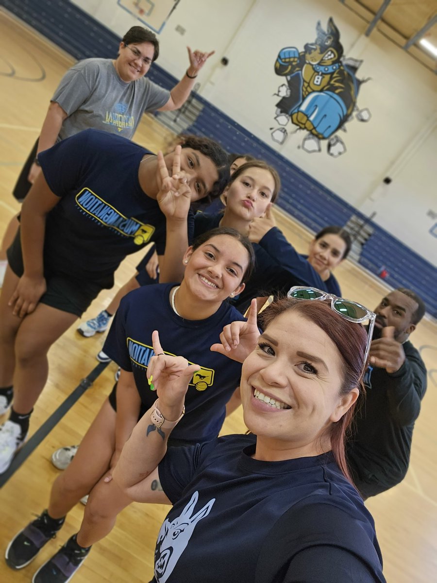 CoachRRamirez's tweet photo. 2 day basketball camp at Brown with the Memorial coaches. The girls put in work, learned some new skills &amp; had some fun🏀 https://t.co/7LvZ8Fz4tW