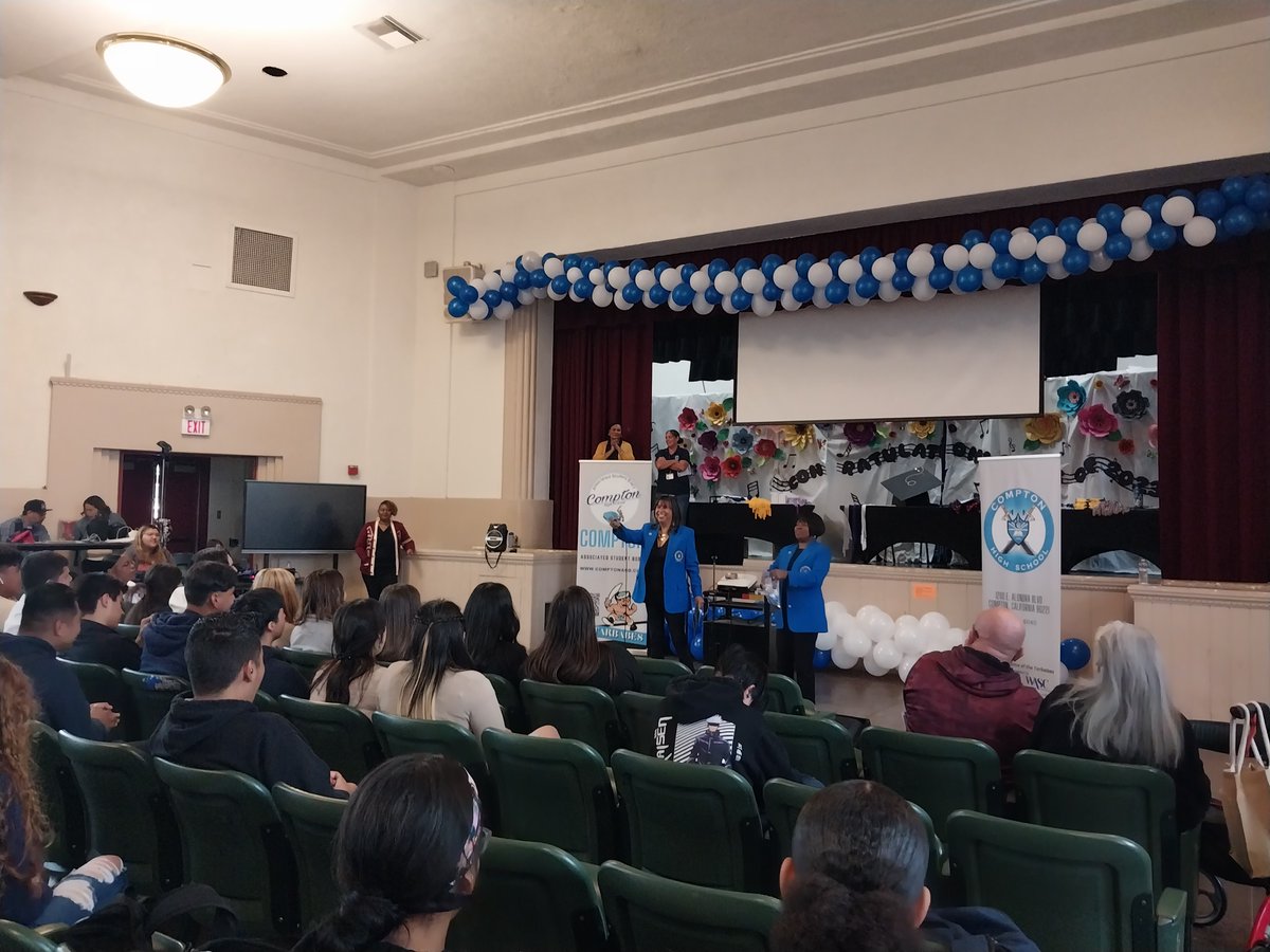 dakcomm's tweet image. Yesterday, Compton High's Senior Awards Ceremony celebrated the achievements of the Senior Class. This year’s recipient of the World Oil Scholarship was a student who was committed to meet his educational goals. Congrats to Gabriel Gutierrez who is attending @UCIrvine this Fall!