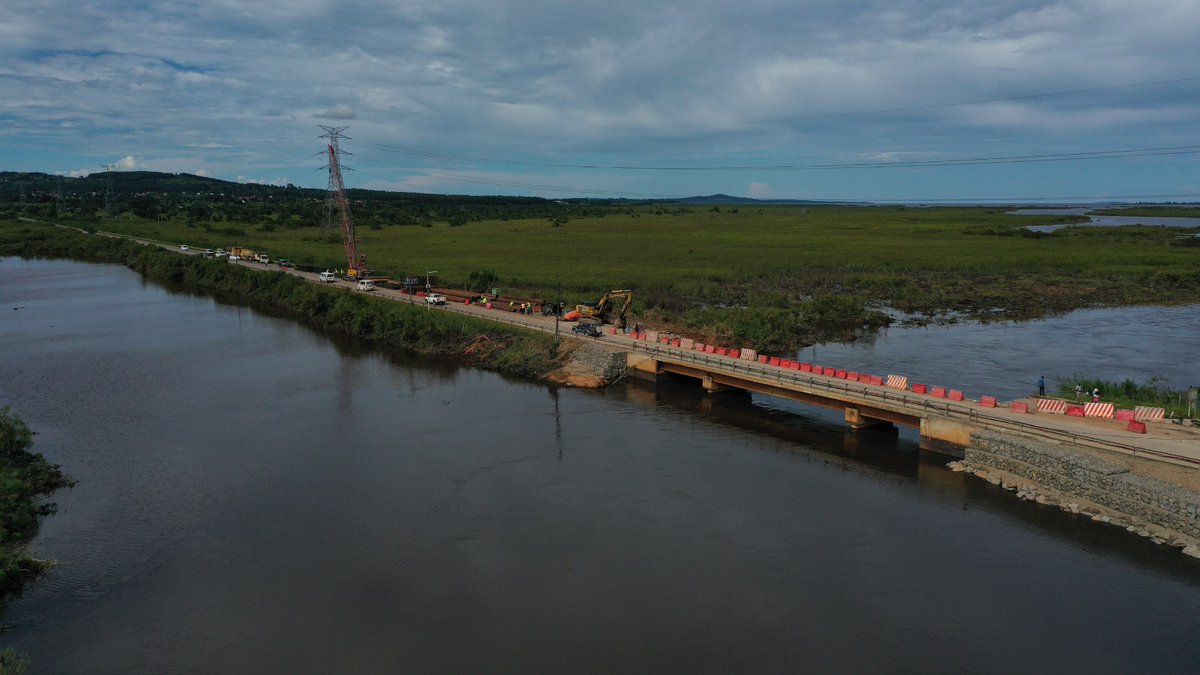 SharpMugabe's tweet photo. #KatongaUpdates:
The @UNRA_UG has embarked on the construction of a steel bridge structure. Once complete, the bridge will serve as a temporary bridge for all types of vehicles before the commencement of permanent works.
#UNRAworks
#ConnectUg https://t.co/97YOOCpWSD
