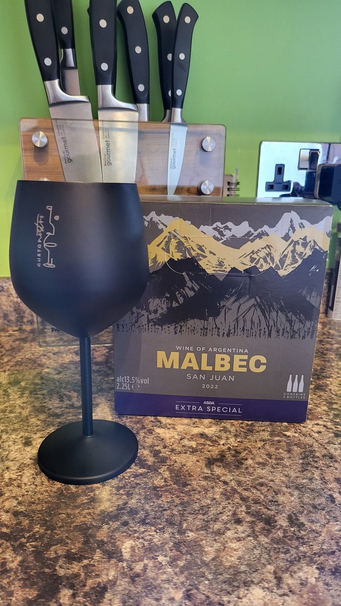 Yaaaassss I've finally got an empty all weekend 🙌. Only thing that won't be empty is my glass 🤣. Husband off on a stag doo, even taking a hangover with him 🤭