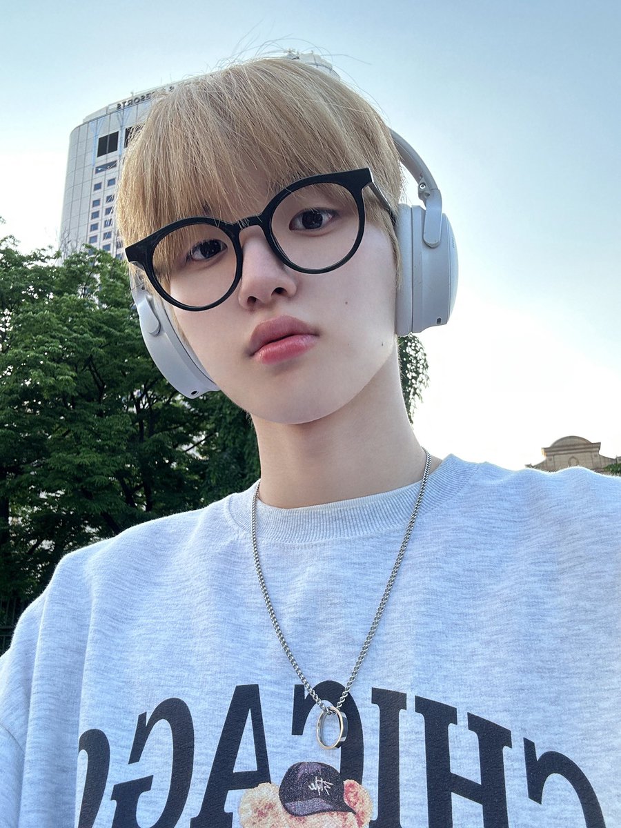 binisticc's tweet image. hyunbin's boyfriend pics; a VERY necessary thread