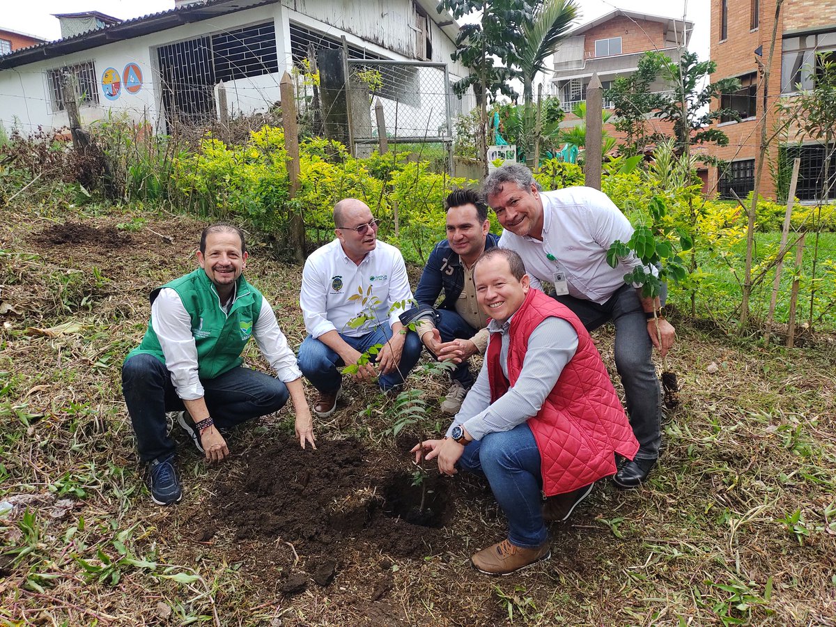 Ambiente_Ant's tweet photo. Iniciamos esta fiesta ambiental de la mejor manera, 🤩 con la siembra de árboles en Bosques de Paz, un predio de @Cornare con @sanfranciscoant, @SanLuisANT y @alcaldiagranada.
¡Seguimos avanzando #Unodos en nuestra meta de sembrar 40 millones de árboles! 🌳🌳🌳
👏👏👏 https://t.co/VCmb6LlxOd