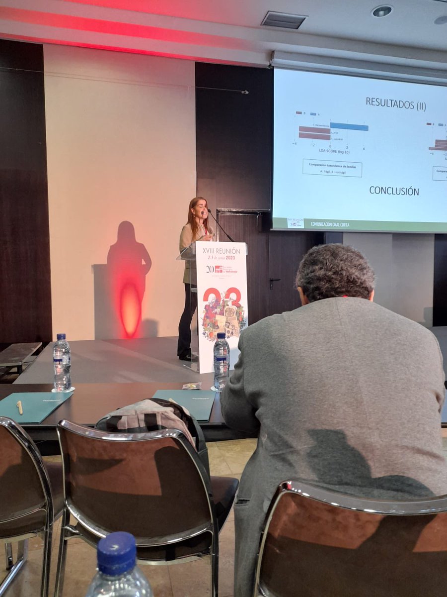 NefroAlcala's tweet photo. Interesantísima charla de nuestra resi  Ana: Los pacientes frágiles en HD presentan diferencias en la microbiota intestinal relacionado con toxinas urémicas e inflamación crónica en comparación con los NO frágiles. Aún queda mucho por validar en relación a fragilidad. @SOMANEorg https://t.co/mjc9DdqEpn