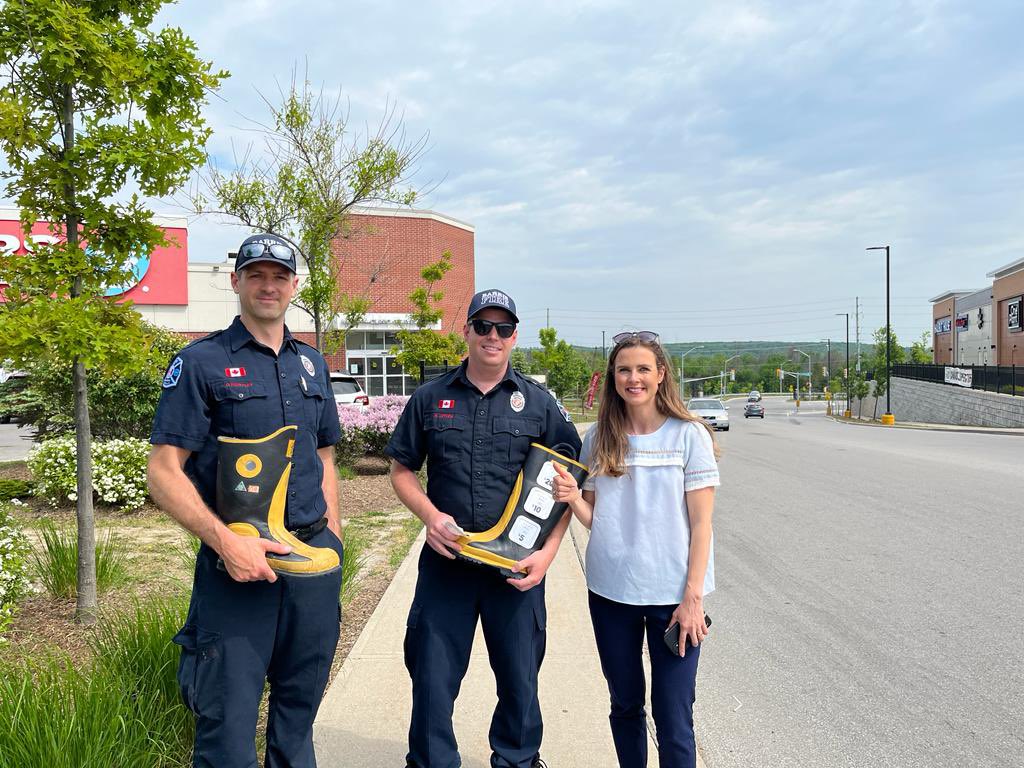 Andrea_Khanjin's tweet image. This morning I joined @BarriePFFA to fundraise for @MDAorg and helped #FillTheBoot with donations from #Barrie residents!👢
Happy to see the smiles and feel the community support for a great cause.
Thank you @BarriePFFA for keeping us safe &amp;amp; dedicating your time to fundraising!