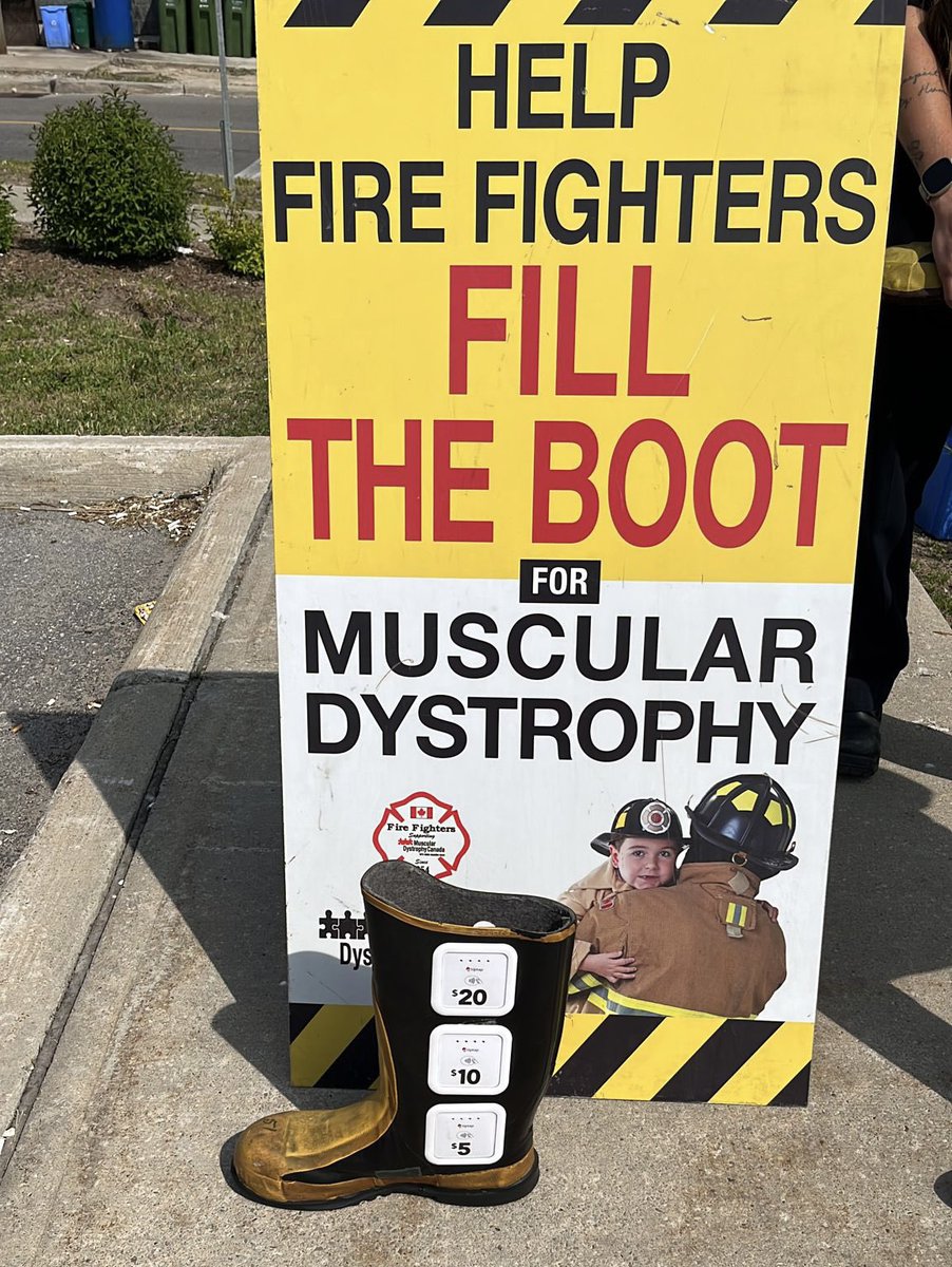 Andrea_Khanjin's tweet image. This morning I joined @BarriePFFA to fundraise for @MDAorg and helped #FillTheBoot with donations from #Barrie residents!👢
Happy to see the smiles and feel the community support for a great cause.
Thank you @BarriePFFA for keeping us safe &amp;amp; dedicating your time to fundraising!