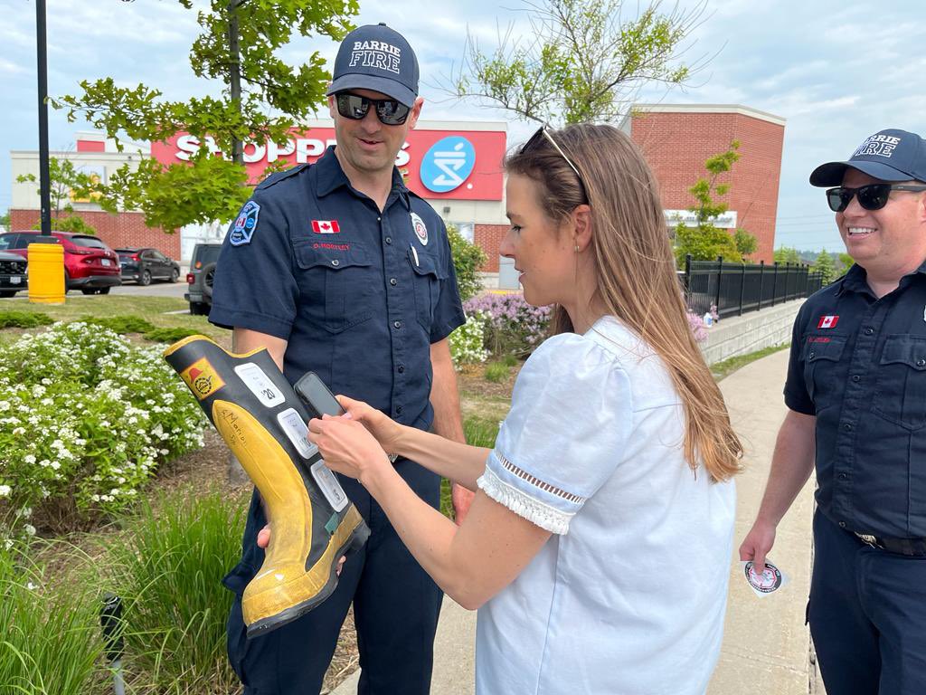 Andrea_Khanjin's tweet image. This morning I joined @BarriePFFA to fundraise for @MDAorg and helped #FillTheBoot with donations from #Barrie residents!👢
Happy to see the smiles and feel the community support for a great cause.
Thank you @BarriePFFA for keeping us safe &amp;amp; dedicating your time to fundraising!