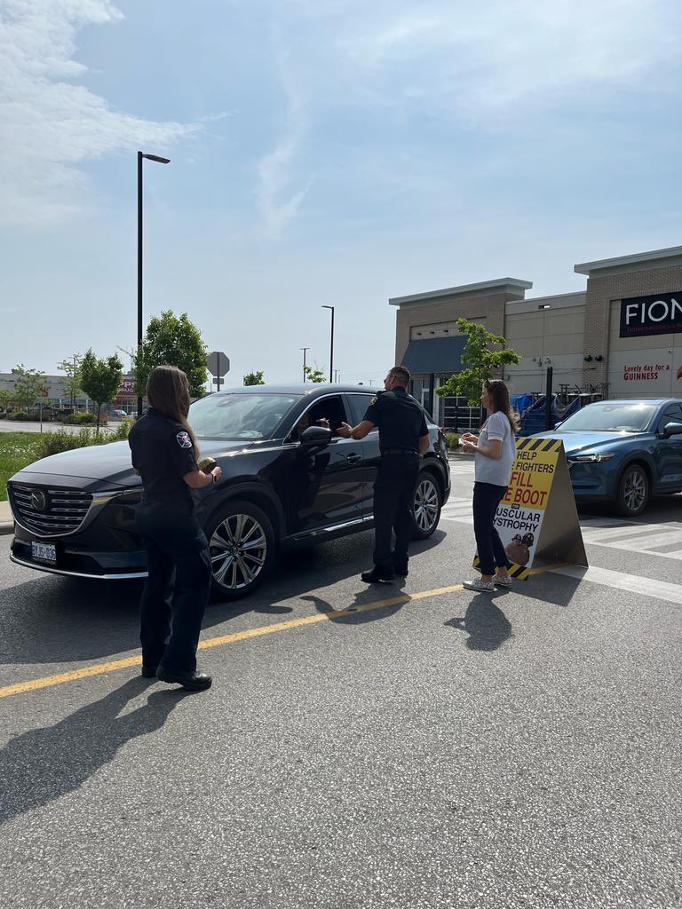 Andrea_Khanjin's tweet image. This morning I joined @BarriePFFA to fundraise for @MDAorg and helped #FillTheBoot with donations from #Barrie residents!👢
Happy to see the smiles and feel the community support for a great cause.
Thank you @BarriePFFA for keeping us safe &amp;amp; dedicating your time to fundraising!