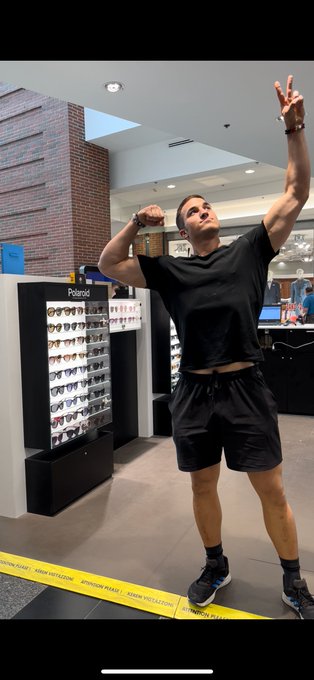 RT if you'd go shopping with me 💪 https://t.co/8HZXaoCbtV