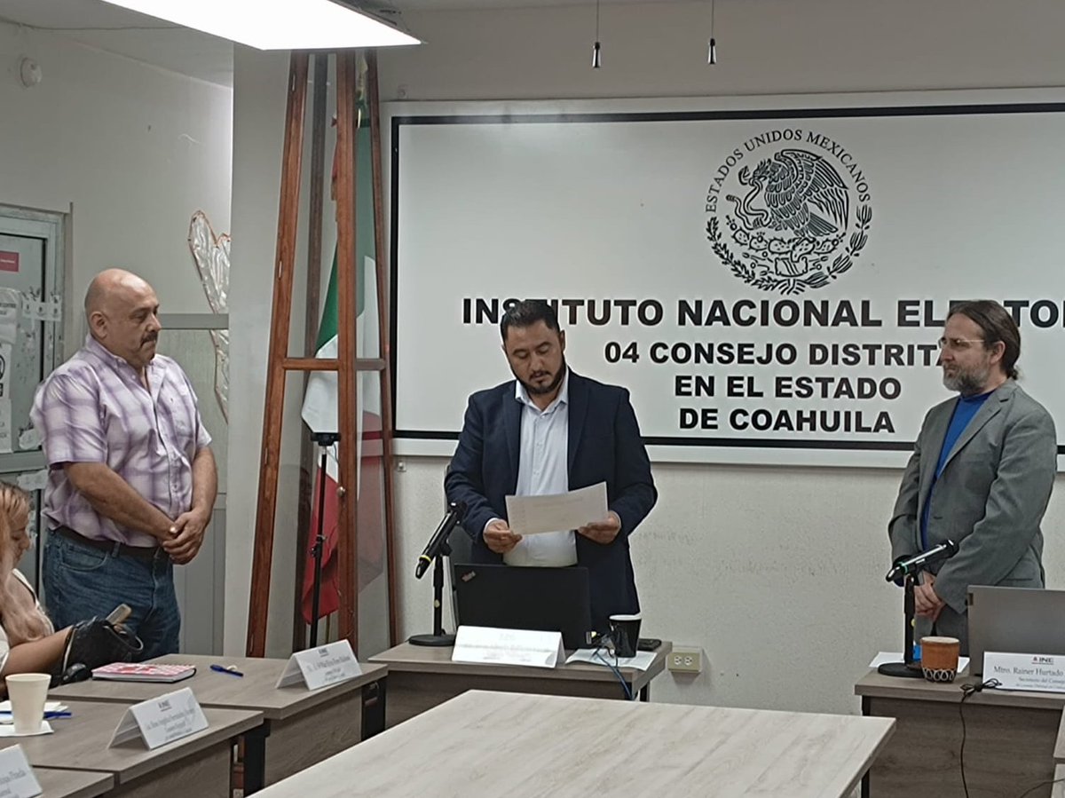 04 Junta Distrital Ejecutiva Coahuila (@04jdecoahuila) on Twitter photo 📌#ENTÉRATE
El día de ayer el Vocal Ejecutivo Distrital de la <a href="/04JDECoahuila/">04 Junta Distrital Ejecutiva Coahuila</a> hizo entrega al Lic. Pedro Ariel Tijerina Montes, Vocal de Organización del reconocimiento por sus primeros 30 años de servicio o antigüedad laboral dentro del INE México, ¡Muchísimas felicidades! 🥳🏅 📌#ENTÉRATE
El día de ayer el Vocal Ejecutivo Distrital de la <a href="/04JDECoahuila/">04 Junta Distrital Ejecutiva Coahuila</a> hizo entrega al Lic. Pedro Ariel Tijerina Montes, Vocal de Organización del reconocimiento por sus primeros 30 años de servicio o antigüedad laboral dentro del INE México, ¡Muchísimas felicidades! 🥳🏅
