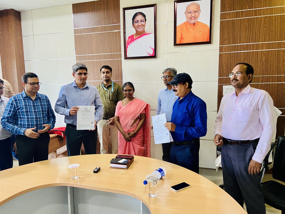 DumkaVle's tweet image. सीएससी झारखंड तथा एसकेएमयू यूनिवर्सिटी के बीच शिक्षा के क्षेत्र में विकास के लिए ओएमयू संपन्न।
#CSCacademy
@PatankarRishi @CSCegov_ @ceo_csc @sanjaykrakesh @CSCJharkhand @jh_csc @spm_jharkhand @anupam7773 @AmitShah @PMOIndia @HemantSorenJMM @DumkaDc @academy_csc @Badal_Patralekh