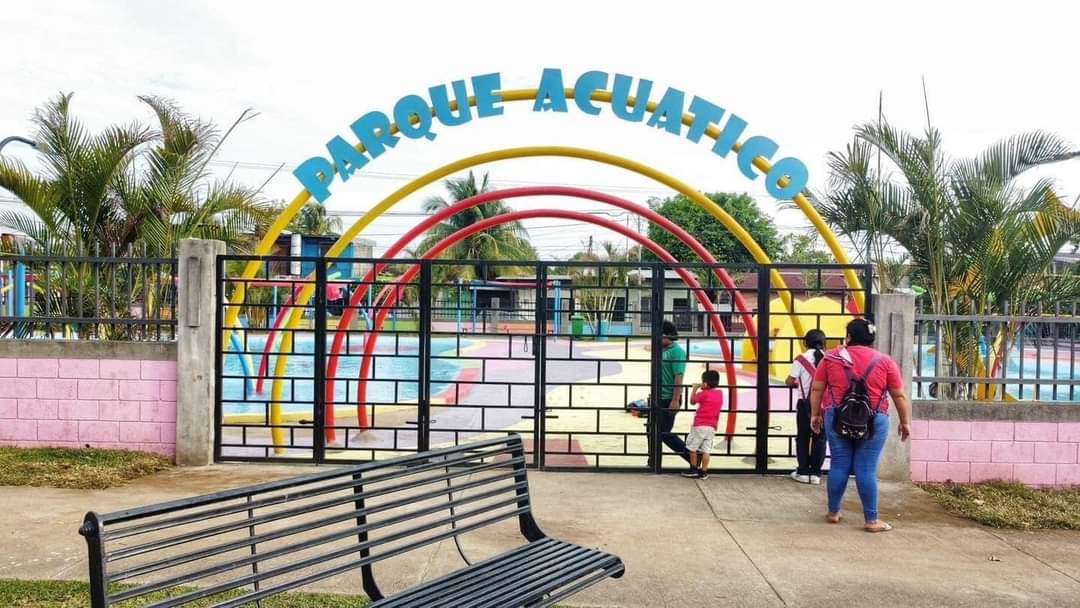 Este es el nuevo, "Parque Acuático" en la ciudad de Chinandega, que sera inaugurado mañana sábado 3 de Junio, para goce de las familias chinandeganas y todos los que quieran visitarle.🏊‍♂️ 🎢🤽‍♀️
Nicaragua Triunfa!!
#JunioEnVictorias 🇳🇮🕊