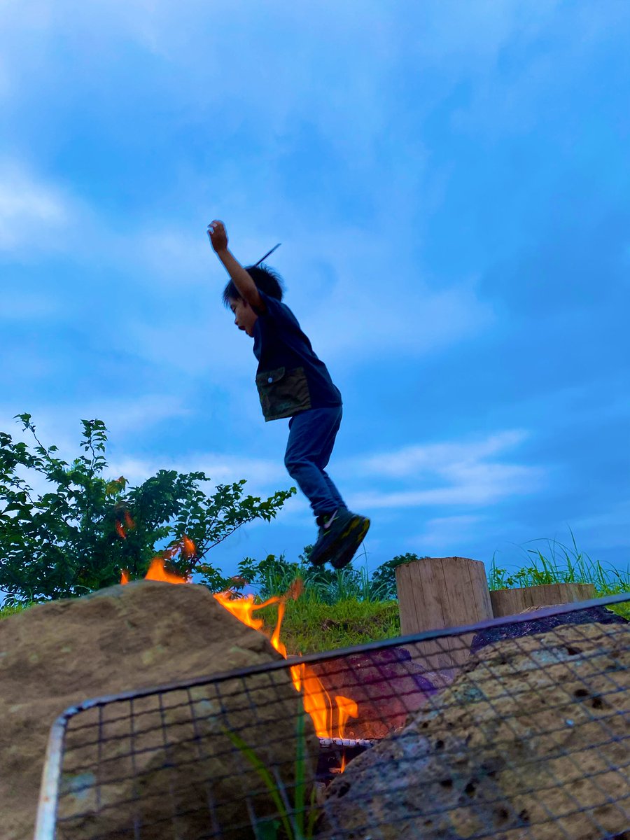 ryuzcamp1's tweet photo. 炎にダイブ!!

直火に興奮して、置いてあった丸太をぴょんぴょん飛び跳ねていた息子。

いまだに、キャンプに行く時は必ず、「ケンしゃんのところいく？」と相当楽しかった様子♩

また遊びに行きます!!

#neguraフォトコンテスト
#父子キャンプ
#キャンプ https://t.co/6vQL3IkCZZ