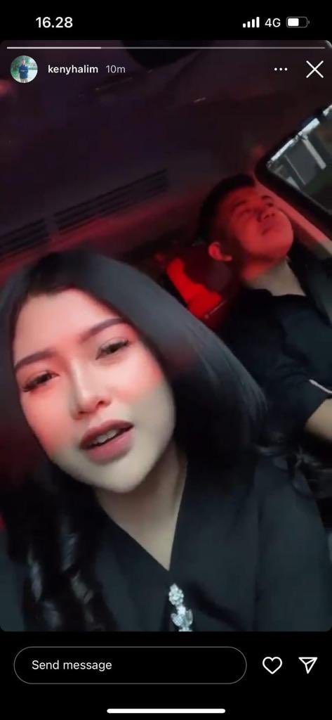 elsyandria's tweet photo. Ternyata tidak hanya sampai situ saja, wanita itu semakin gila dengan berani publish hubungan mereka yang dimana sampai detik ini hubungan kakak saya masih suami istri dan sah menjadi istrinya, tetapi yang dilakukan wanita itu sangat amat gila, dia selalu fokus menghancurkan mental kakak saya dengan banyak cara, memang gak perlu cantik jadi selingkuhan cukup gatau diri dan malu aja🙃
Sampai detik ini tidak ada kata maaf dari mulut dia, hanya keluar hinaan dan cacian saja, bahkan kakak saya disuruh ke psikiater olehnya🙂 di bulan mei 2023 tepatnya sebelum mendaftarkan pengadilan, mereka jalan bersama liburan ke bali dan semakin berani terbuka untuk hubungan gelapnya ☺️