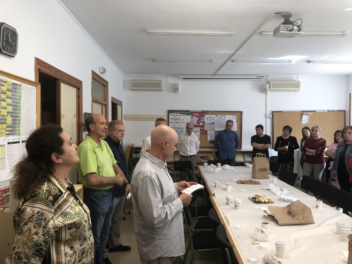 Nuestro compañero Alejandro se jubila tras más de 40 años de dedicacion. "Soñar que ese navío llevará nuestra carga de palabras a puertos distantes". Celaya.
Gracias Rocío.