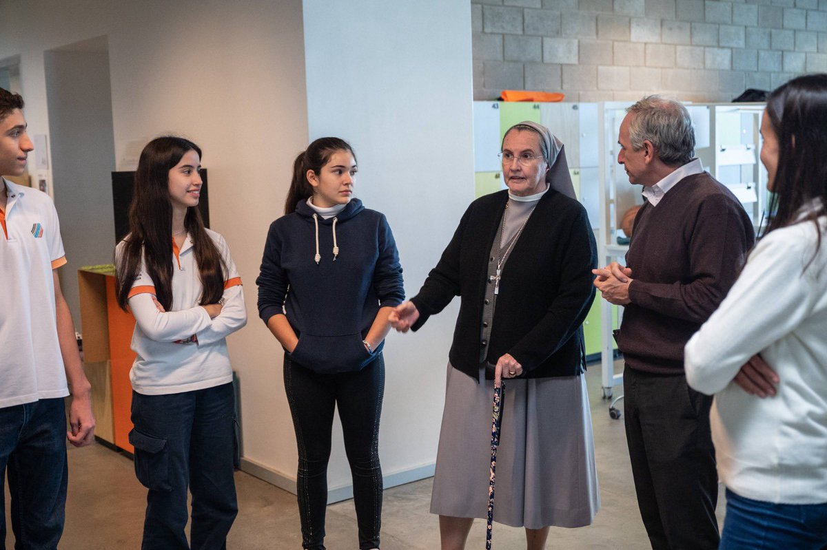 Una visita inspiradora 🤩

➡️ Recibimos en la ETRR a #MontserratDelPozo, referente en innovación educativa a nivel mundial 🌍 y superiora general de la congregación Misioneras Hijas de la Sagrada Familia de Nazaret.