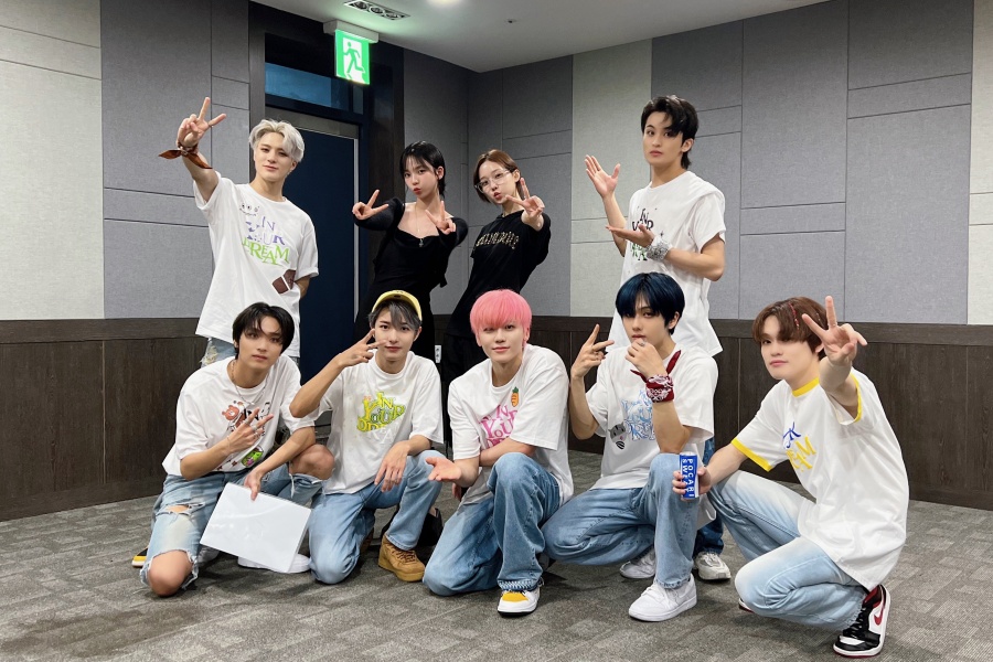 soompi's tweet photo. #aespa's #Karina And #Winter Cheer On #NCTDREAM At Their Seoul Encore Concert 
https://t.co/0HXojltmoz https://t.co/byD8tJjZS0