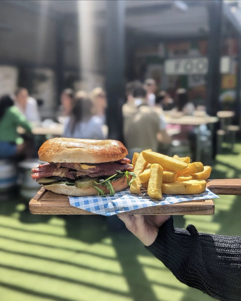 WoolpackBar's tweet photo. Let me present to you my best (lame) bagel joke *clears throat* π₯―
π₯I saw a bagel at the zoo.... It was bread in captivity π₯
Thank you I'll be here all week. (Digitally)
.
.
.
.
.
.
.
#saltbeef #saltbeefbagel #londonπ¬π§ #londonpub #pubfood #lunchtime #beergarden #publunch https://t.co/e43TdUAze4