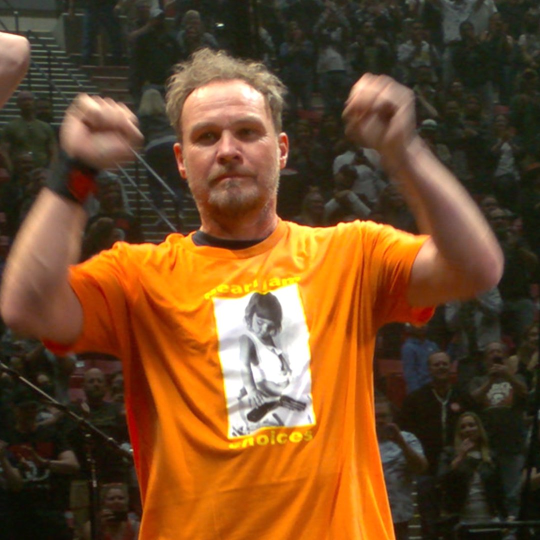 PearlJam's tweet photo. Today we #wearorange on National Gun Violence Awareness Day to stand with the communities fighting against increasing gun violence. No one should live in fear of gun violence—in their schools, neighborhoods, or anywhere. Learn more about secure gun storage and be a part of the solution @everytown here: https://t.co/BULW8asMlM