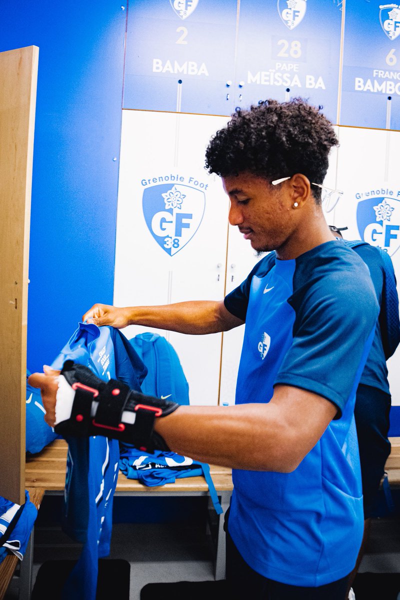 GF38_Officiel's tweet photo. Ils sont là 👀

L’occasion pour nos joueurs de découvrir le nouveau maillot 23/24 avant de partir en reconnaissance terrain ! 

➡️ #GF38EAG https://t.co/HhTeHwiQv8