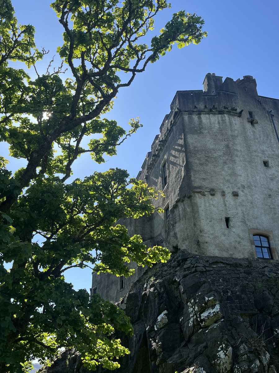 Dunvegan_Castle's tweet photo. Wish you were here. Lovely typical Skye weather☀️

#DunveganCastle @VisitScotland #RHSPartnerGardens #GOTY2023  #DiscoverScottishGardens #skyetime @VisitBritain https://t.co/4T1dYWPYmA
