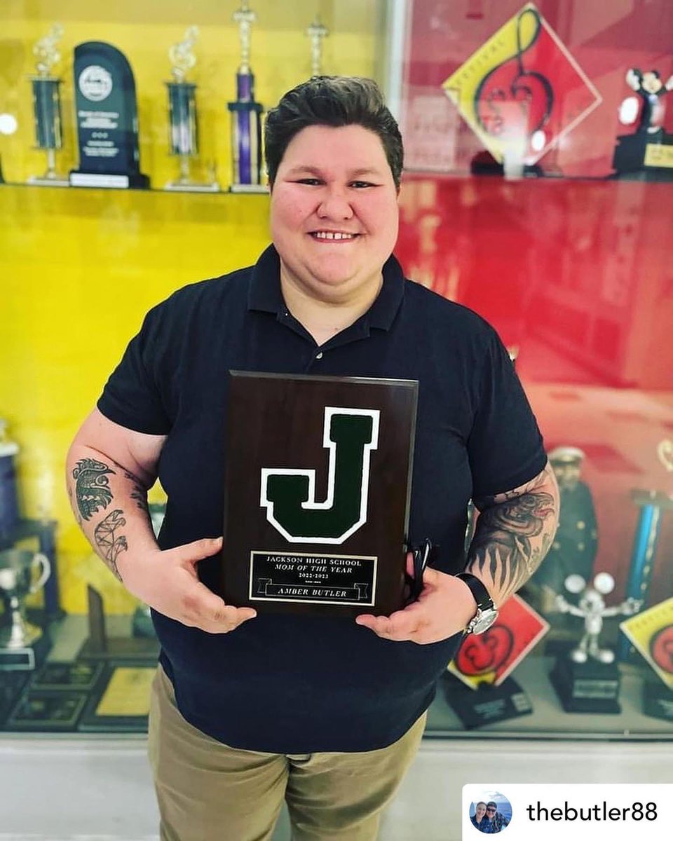 Congratulations to the President of our Booster club Amber Butler! This comes as no surprise as you have helped build an amazing club for this football program and we couldn’t be more proud! 💚🐺🖤
#jhsfootball #thepack #volunteering #volunteeringrocks 
#getinvolved