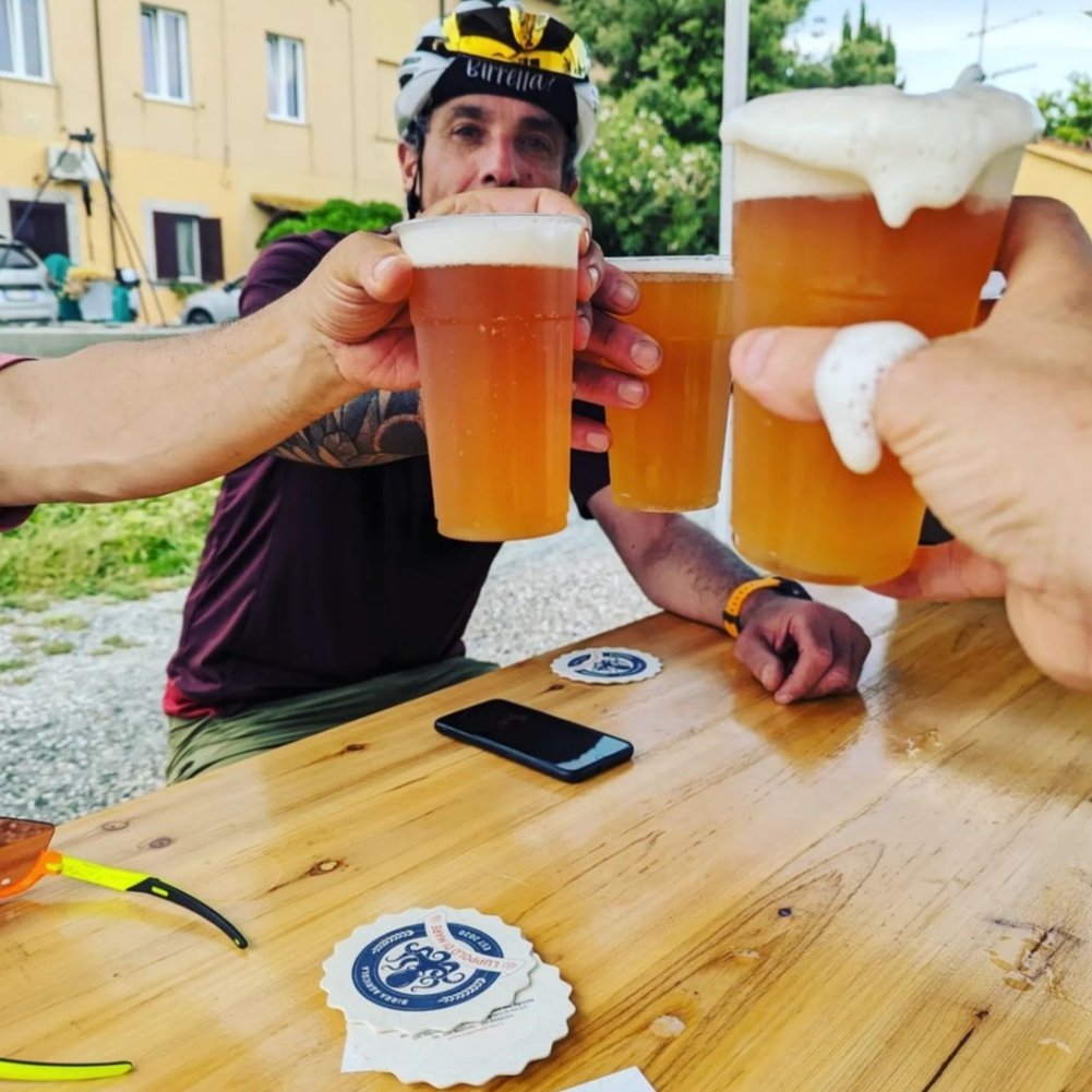 luppolodimare's tweet photo. Gli amici del #Tuscanytrail qui da noi trovano un gradito ristoro per reintegrare sali, amminoacidi, vitamine e liquidi. 🚴🍺
.
.
#LuppolodiMare #tuscanytrail2023 https://t.co/AoyQq1ciE4