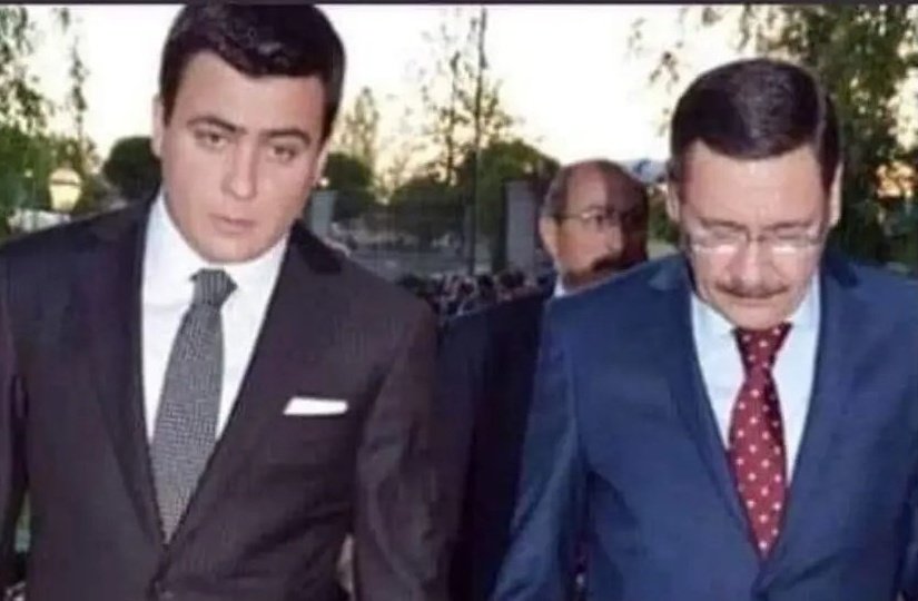 ulkucubaskent's tweet photo. Belediye kaynaklarını 25 yıl bir oğlunun futbol kulübüne, diğer oğlunun tv'sine aktardı!

Giderken de 9 MİLYAR TL borç bıraktı! Ödül olarak oğlu milletvekili yapıldı! https://t.co/waxcuYCE81