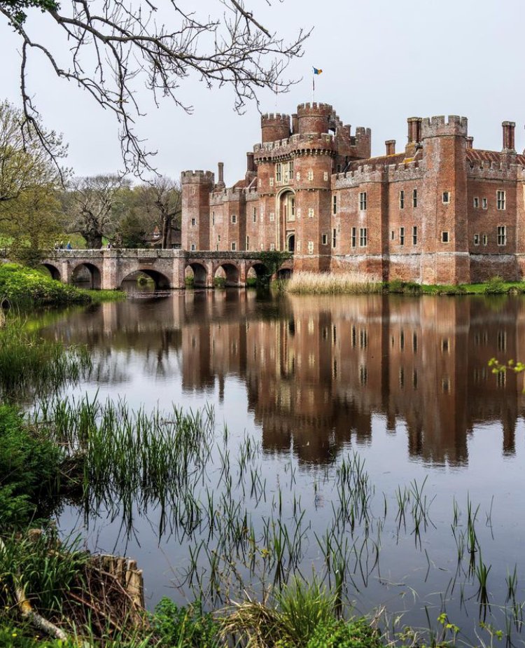 Herstmonceux Castle, East Sussex, England 
📸: Rob Spanjaart
#UnitedKingdom 🇬🇧 #England  #sussex #hailsham #herstmonceuxcastle #herstmonceux #countrylife #visitbritain #beautifuldestinations #Castle  #reflections #traveling #travelphotography