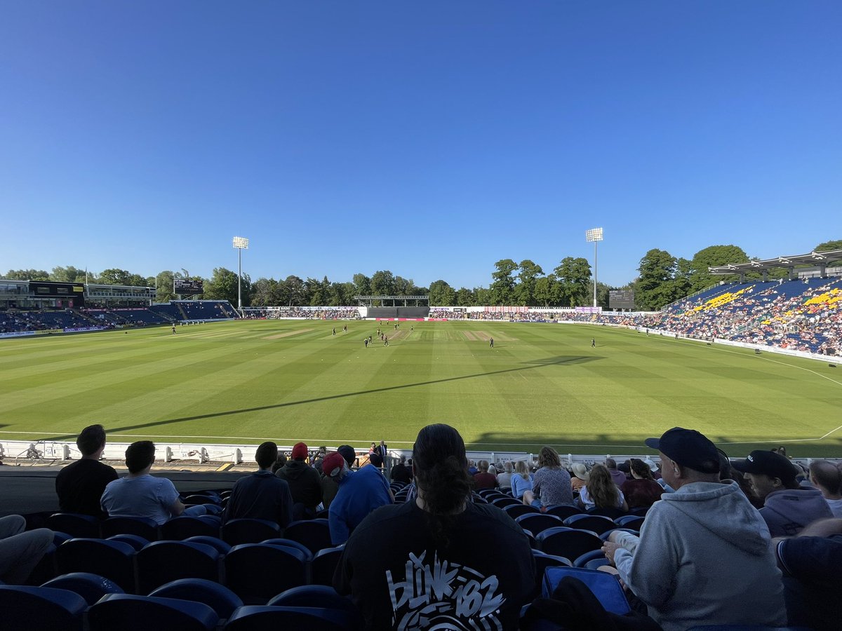 I don’t like cricket, oh no! I love it! #goglam @GlamCricket