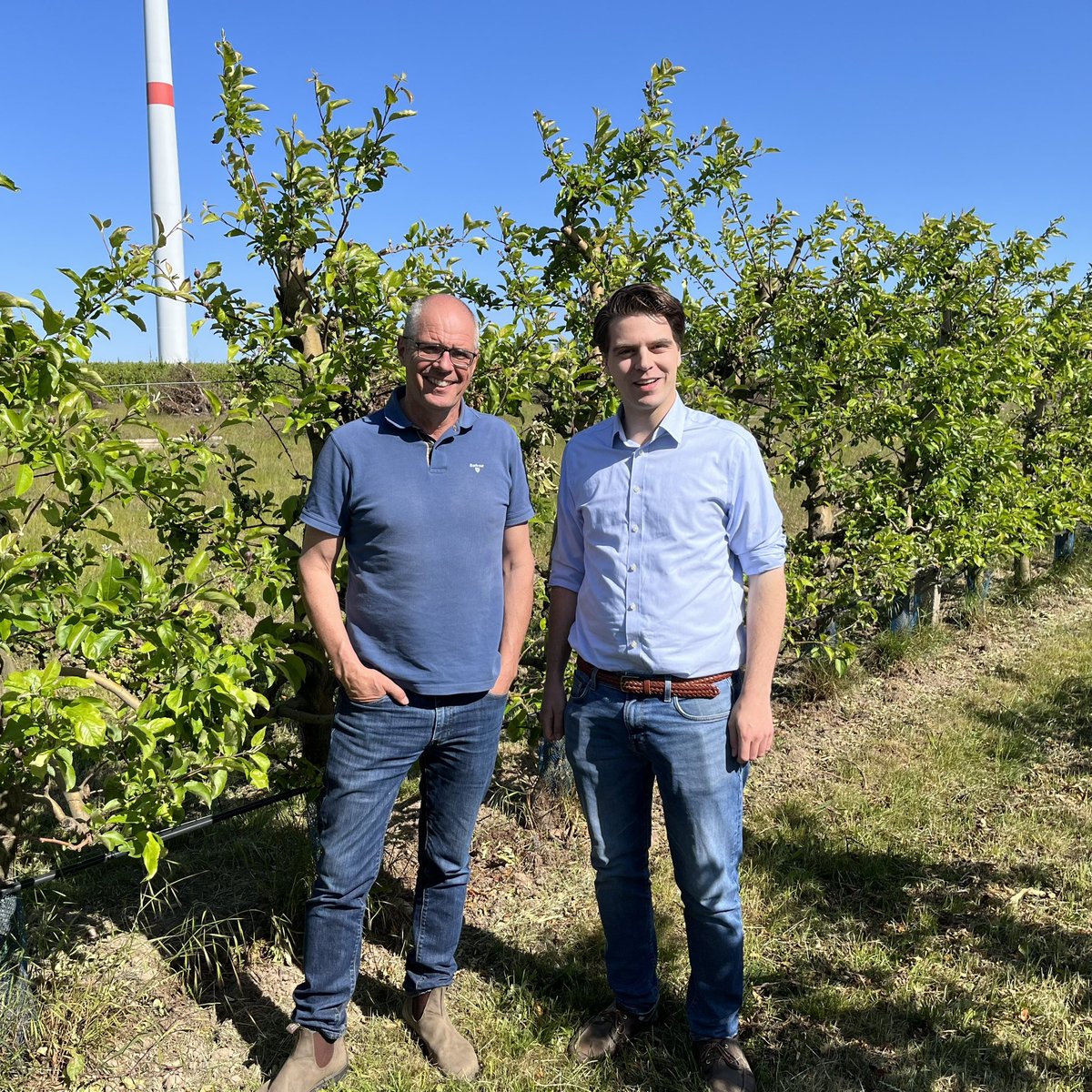 ackerbauref's tweet image. Heute auf dem Obstgut Müller in Wesendahl (nordöstlich von Berlin) von Jörg Hilbers, dem Geschäftsführer der Fachgruppe Obstbau, einen guten Einblick in die Chancen und Probleme des ökologischen Obstanbaus bekommen. Vielen Dank dafür und möglichst bald wieder 🌧️ für das 🍎🍐🍒