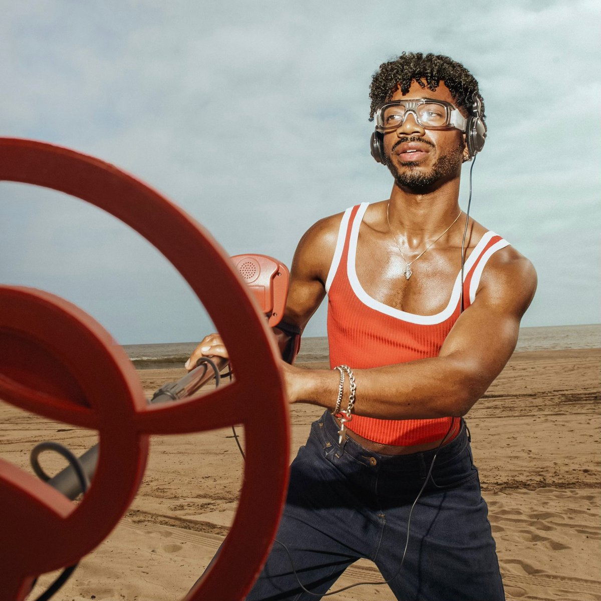 bronzeavery's tweet image. announcing my next project: HEATWAVE

a collection of summer songs made to make you sweat.

presave: bit.ly/bronze-theone