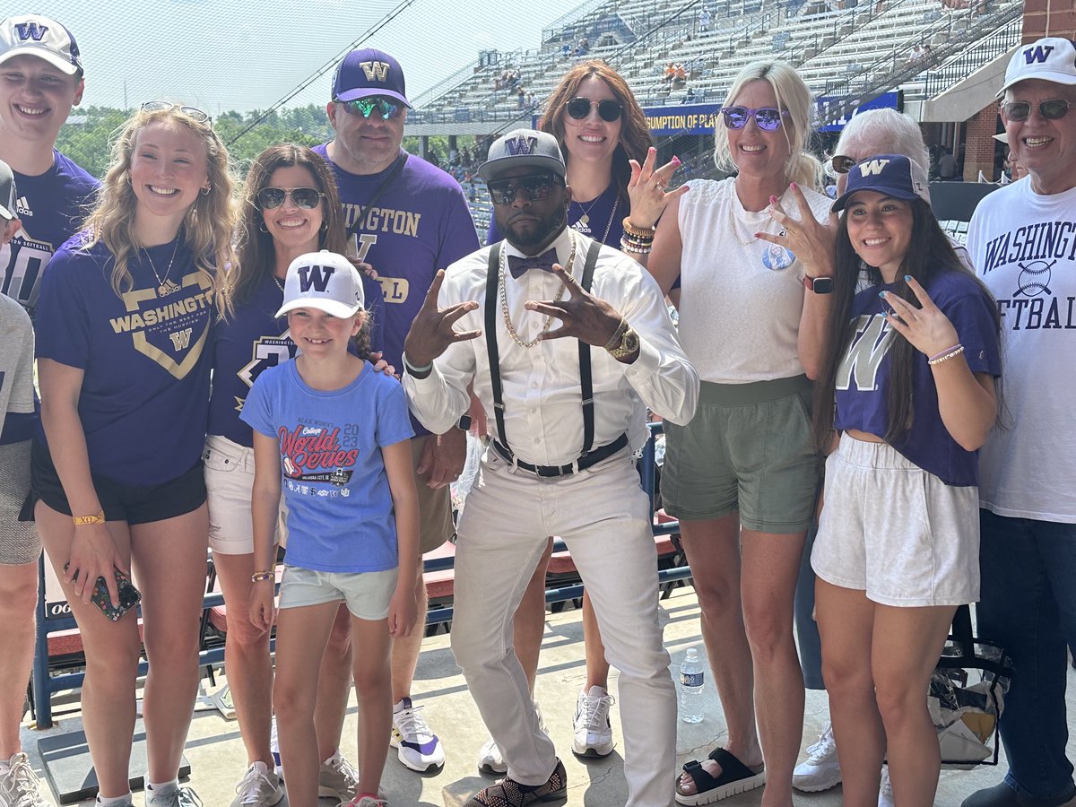 LaceyKarl's tweet photo. GO DAWGS! @rubymeylan @HeidiMeylan https://t.co/F6nG5YpsMj