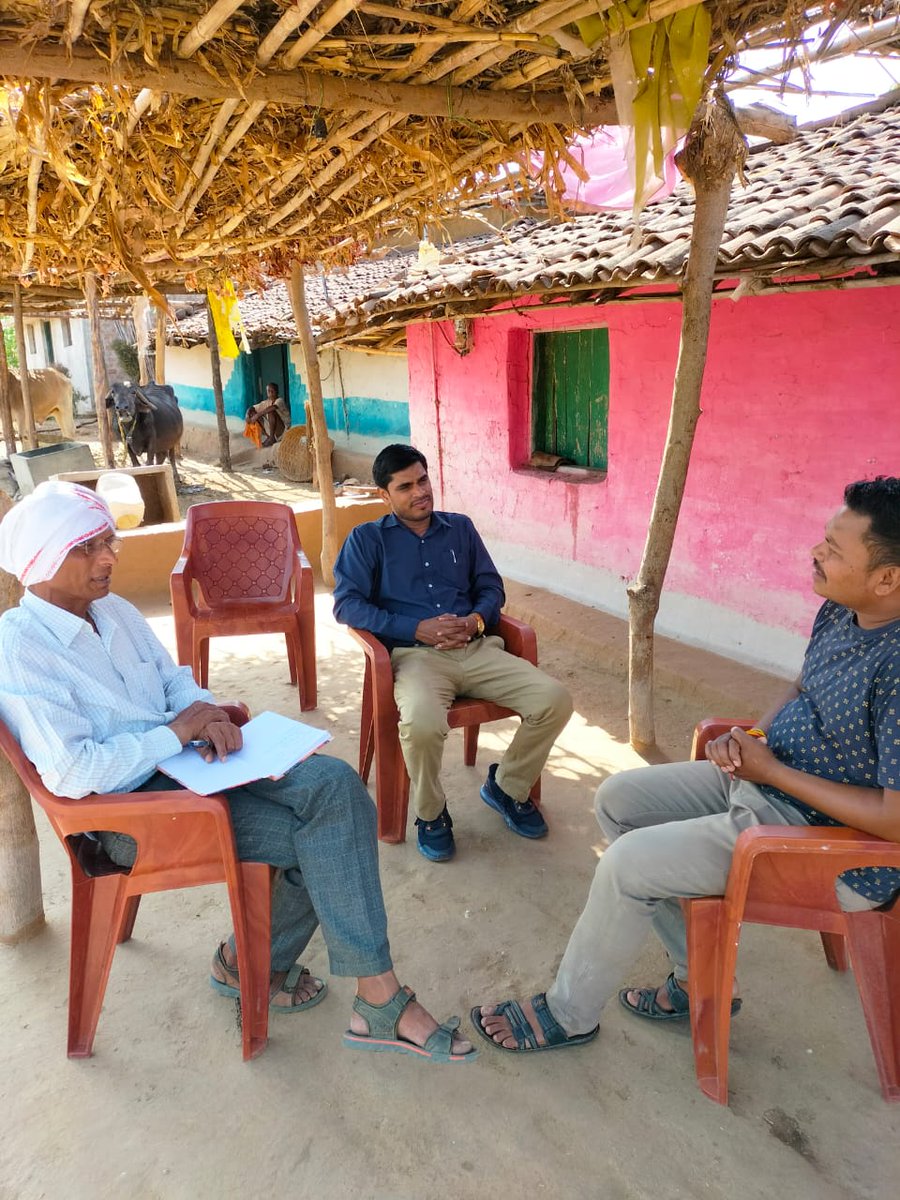 Devaranya_Yojna's tweet photo. देवारण्य योजनांतर्ग SMPB के सलाहकार-बॉटनी/टेक्सॉनामी द्वारा जिला-बैतूल में जिला आयुष अधिकारी कार्यालय एवं ग्राम-जामठी व कुपा के उन्नतशील किसानों के साथ भेंट कर Devaranya योजना की जानकारी दी गई | @CMMadhyaPradesh @JansamparkMP @ayush_mp @kawreramkishor @GowdaIas #Devaranya #SMPB https://t.co/KEs7ONrZJf