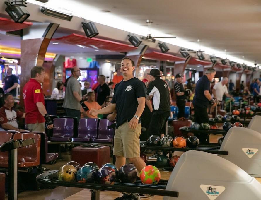 🎳 Weekend vibes! 🌟 Gather your squad and strike up some fun on the lanes. 🎉🍔🍻 Bowl, eat, and sip in style. Join us for an unforgettable weekend experience! 🎳🍽️🍹#PinzLA #WeekendVibes #StudioCity