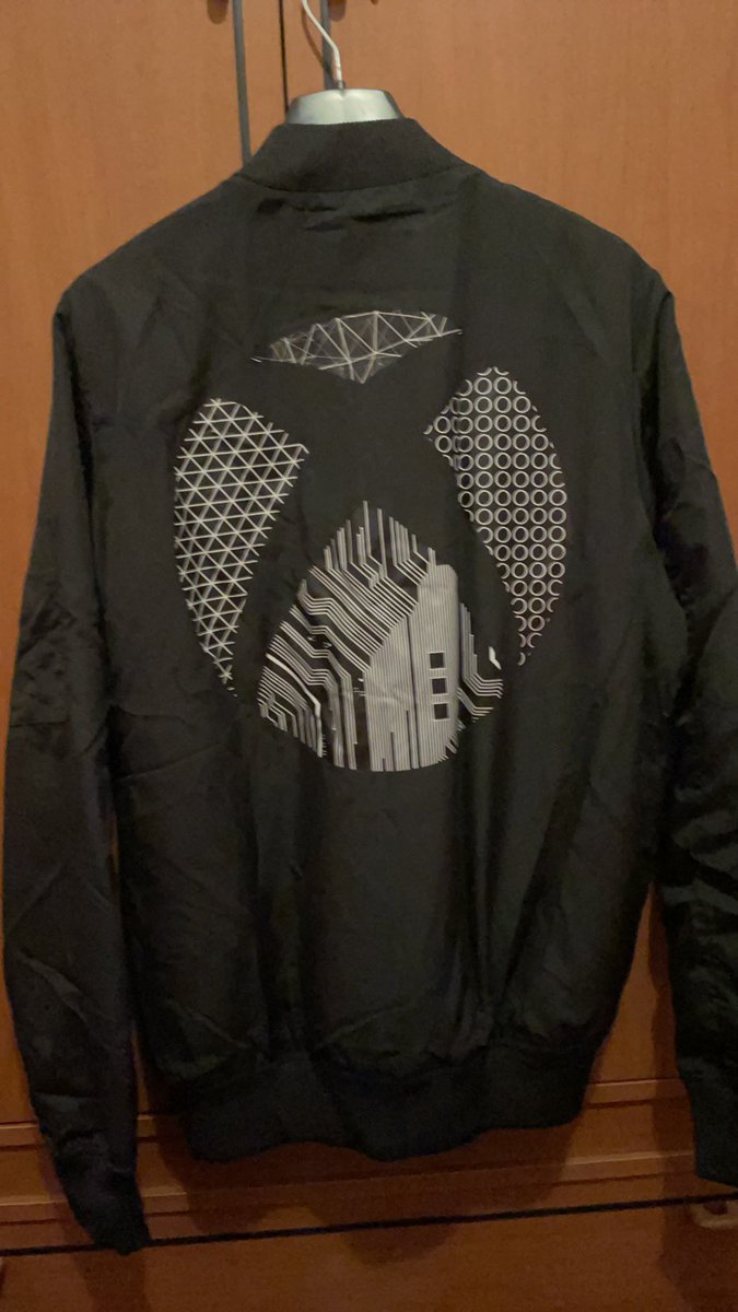 MauroMoor's tweet photo. Dear @vinted Few minutes ago I signed up in your app and listed my first item to sell. After 2 minutes I got my account blocked for no reason, accusing me of selling counterfeit item. Considering that it’s not true at all! Why don’t you ask @xboxuk if my item is authentic or not https://t.co/Iqd348e9Bo