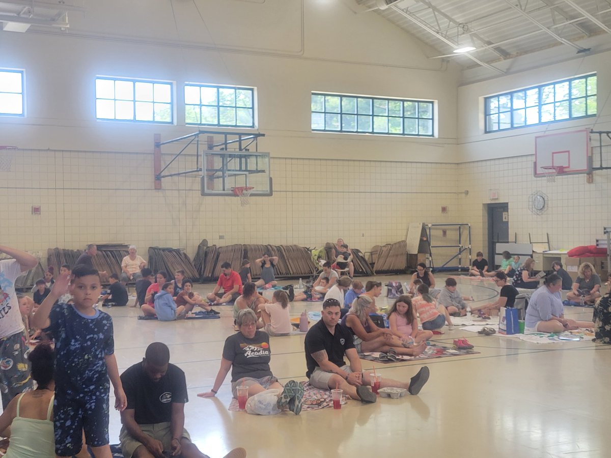 A great surprise for our students based on the book "The Relatives Came" by Cynthia Rylant. 3rd &amp; 4th grade read the book then were surprised with a special guest picnic read aloud ❤️📚 <a href="/BartonPto/">Clara Barton PTO</a> <a href="/OXPS_Supt/">Michael Lucas</a> <a href="/taratrainorUDL/">taratrainor</a> @FreudenthalMary