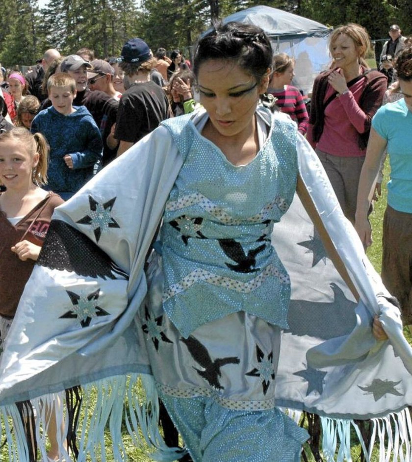 Did you know that the government of Canada gives less money to schools for First Nations kids than the provinces give to schools for other kids? Today, I am going to learn about #ShannensDream for safe and comfy schools by reading the learning guide. fncaringsociety.com/publications/s…