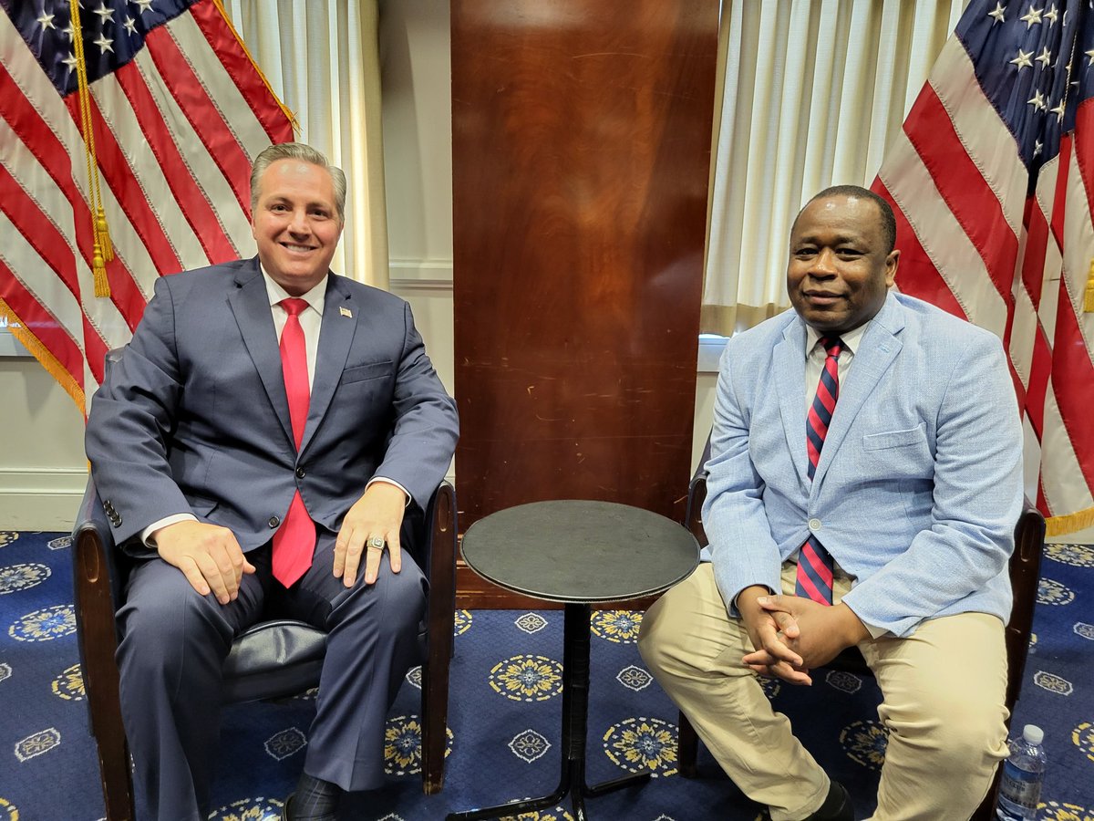 simonateba's tweet photo. That was an explosive interview today with @GOP presidential candidate @RollanRoberts at The Washington National Press Club. Ten GOP candidates to go, including @realDonaldTrump. Kindly congratulate me for the small first step! https://t.co/fVFl3I7p46